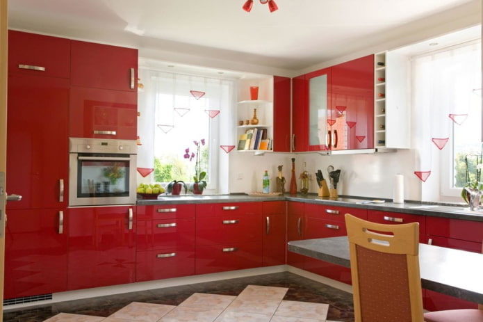 Vorhänge im Kücheninterieur in Rottönen