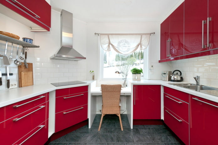 Vorhänge im Kücheninterieur in Rottönen