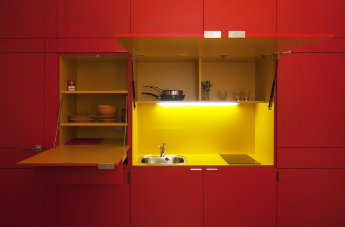 Kücheninterieur in Gelb- und Rottönen