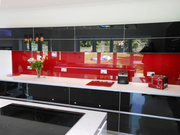 Rotes Glas-Skinali