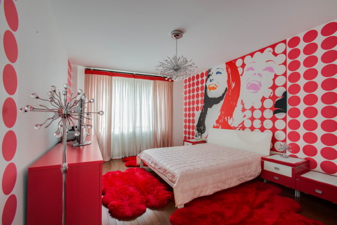 leichte Vorhänge in einem weiß-roten Schlafzimmer