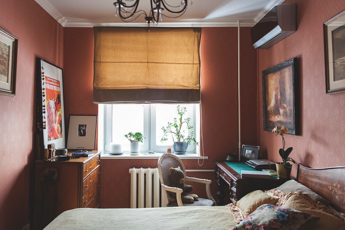 Dunkelburgunderrote Tapete im Schlafzimmer