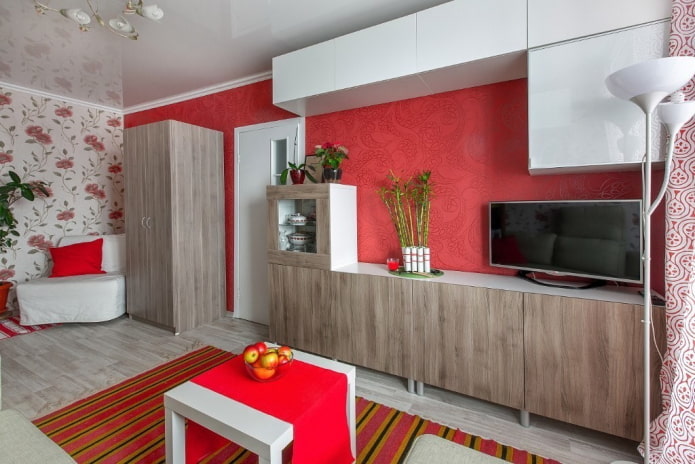 Rote Tapete im Wohnzimmer