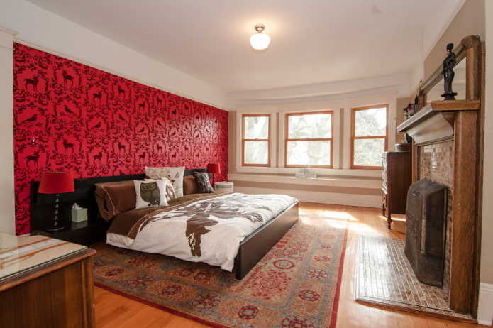 Rote Tapete und weiße Decke