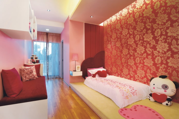 Kinderzimmer mit rot-goldener Tapete
