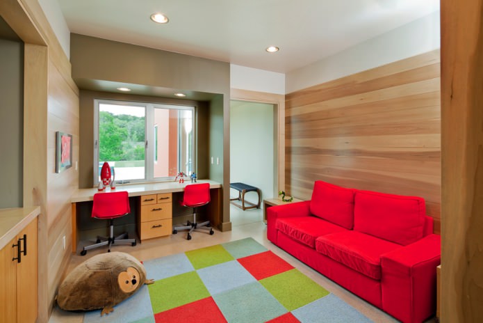 helles Stoffsofa im Kinderzimmer