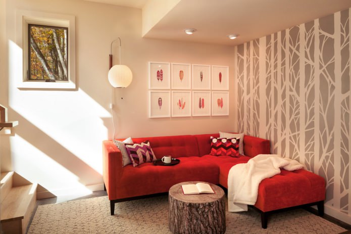 Beige Tapete und ein rotes Sofa