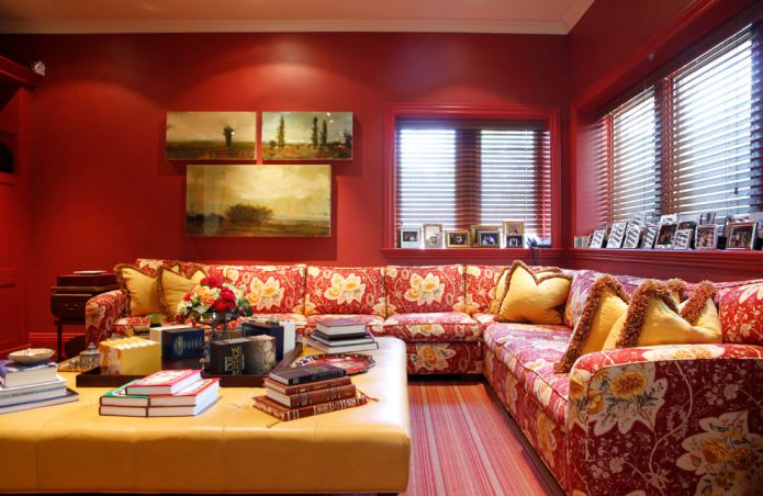Rot-gelbes Sofa mit Muster
