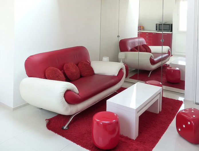 Rot-weißes Sofa