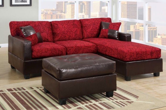 Rot-braunes Sofa