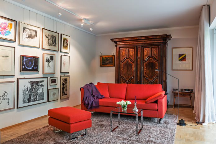 Helles Sofa im Wohnzimmer