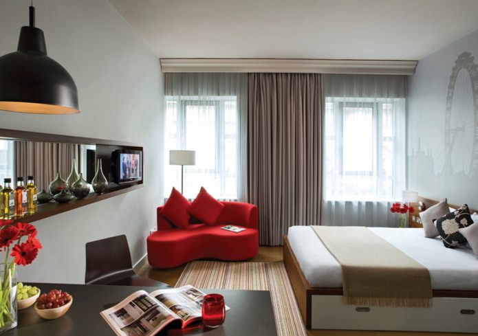 kleines Sofa im Schlafzimmer