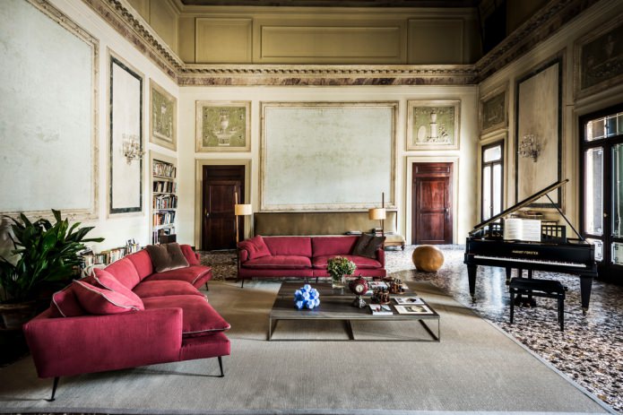 burgunderrotes klassisches Sofa