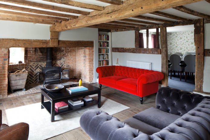Samtsofa im Chesterfield-Stil