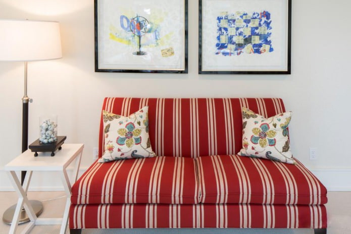 gestreiftes Sofa