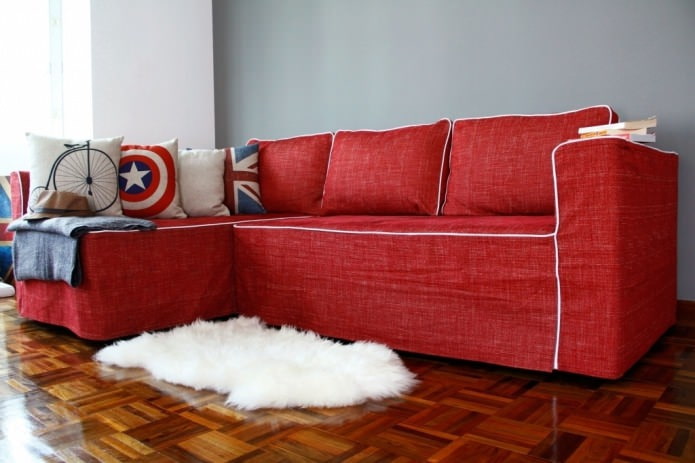 Roter Bezug für ein Sofa aus Matten