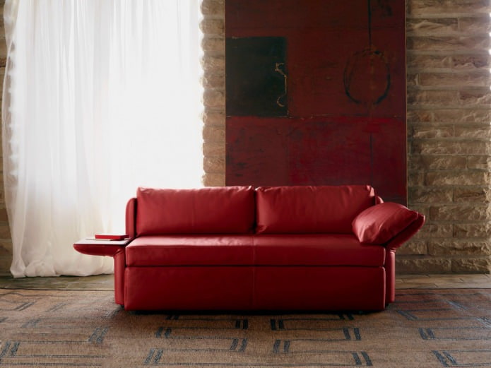 Sofa mit Tisch auf der Armlehne