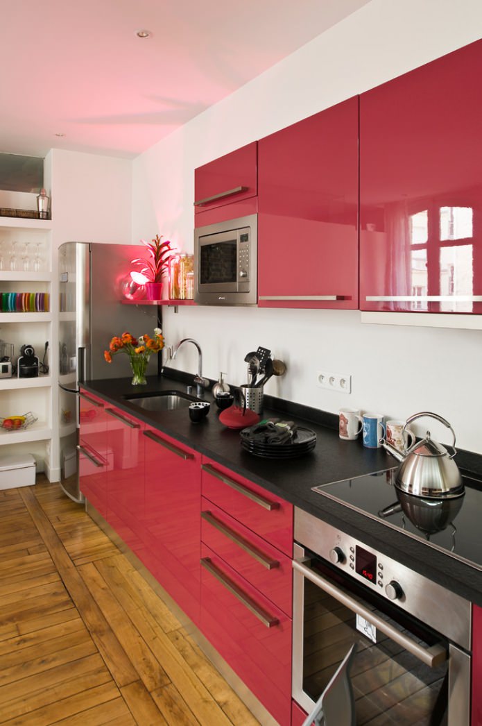 schwarze Arbeitsplatte, rotes Set