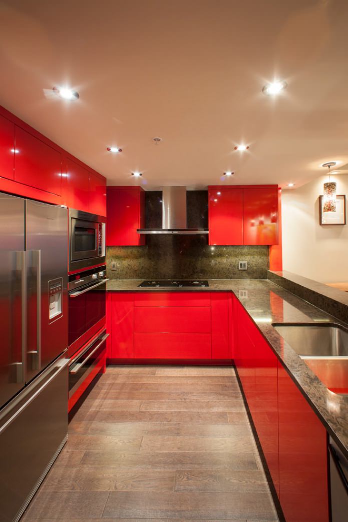 dunkle Arbeitsplatte, rotes Set