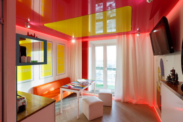 gelbes Quadrat an der Atelierdecke