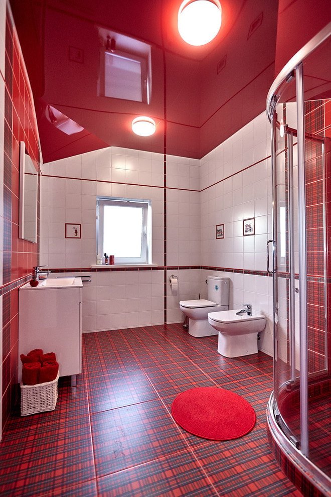 rote glänzende Spanndecke in der Toilette