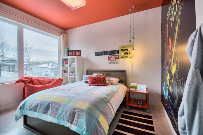 hellrote Decke im Jugendzimmer