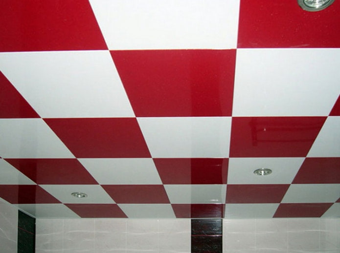 rot-weiße Kassettendecke