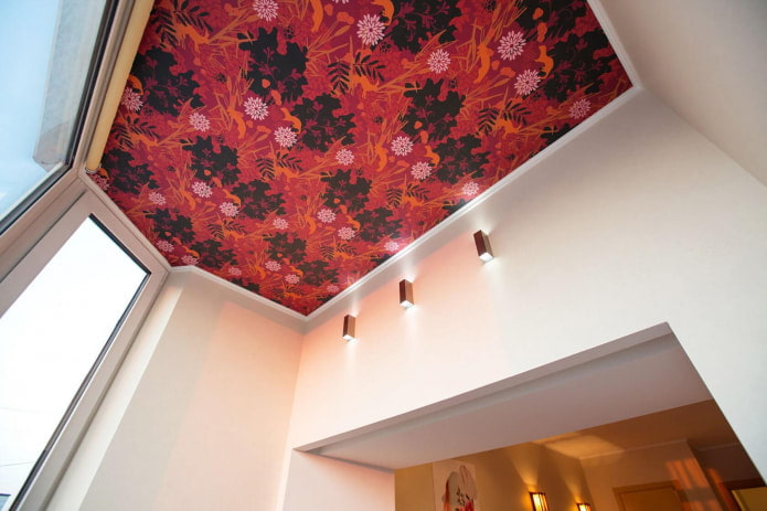 rote Tapete mit einer Blume an der Decke