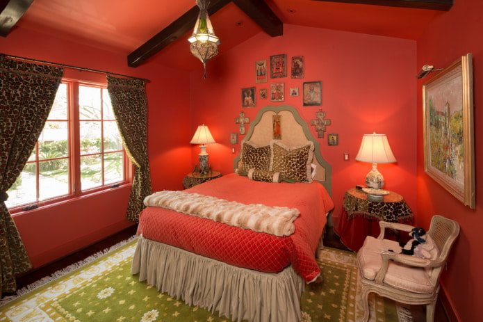 rotes Schlafzimmer in einem Landhausinterieur