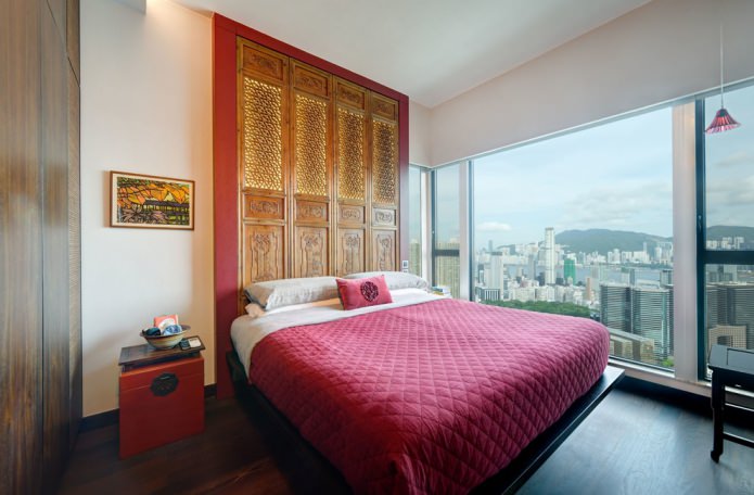 Rote Tagesdecke im Schlafzimmer