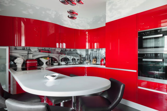 rotes Set mit Fotodruck auf der Schürze