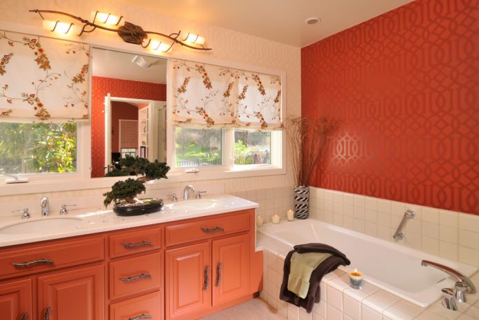 Rot-beiges Badezimmer-Interieur