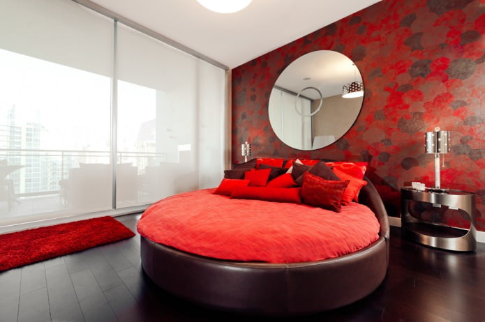 Rote Tapete im Schlafzimmer