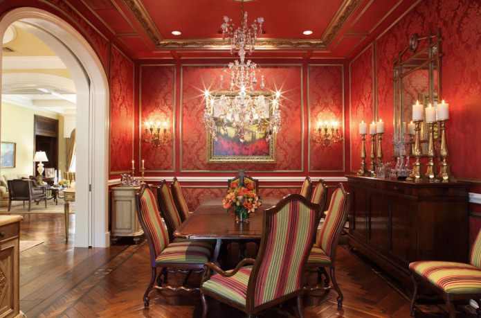Rot-goldene Tapete im Esszimmer