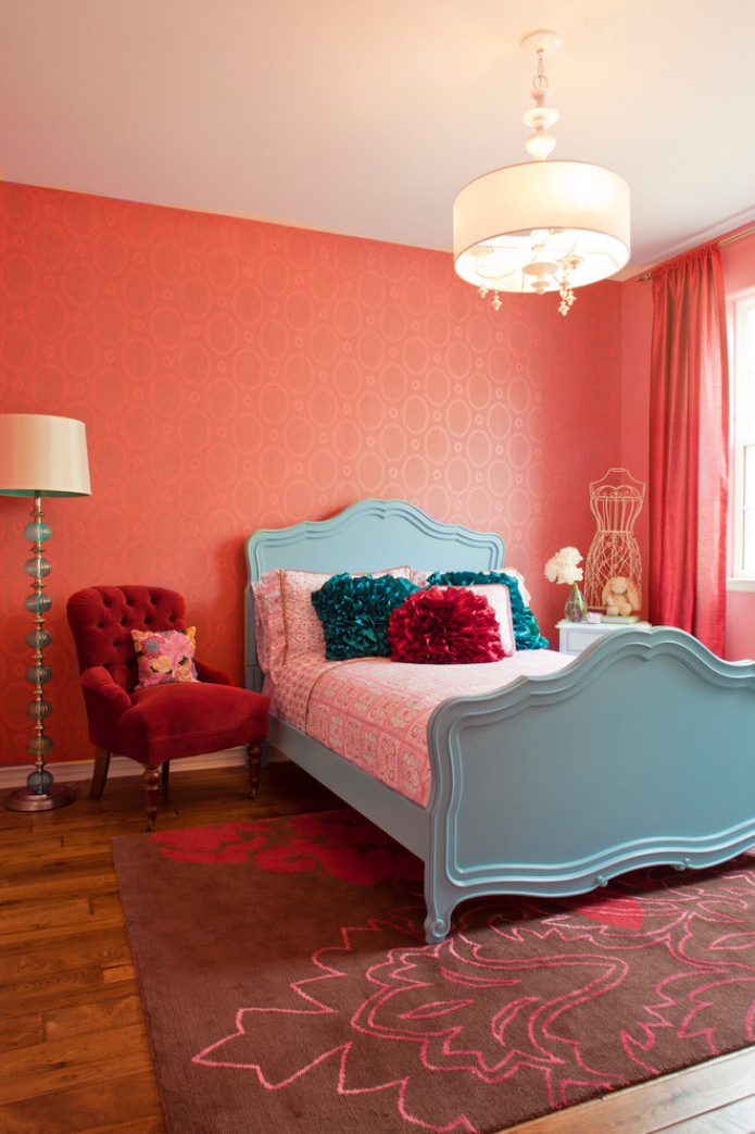 Türkis-rotes Schlafzimmer mit weißer Decke