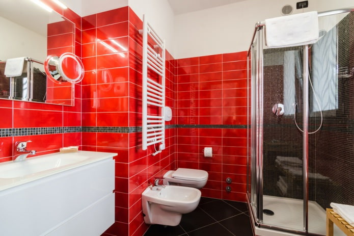 rote Fliesen an den Wänden im Badezimmer