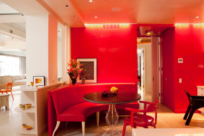 rotes Ledersofa in der Küche