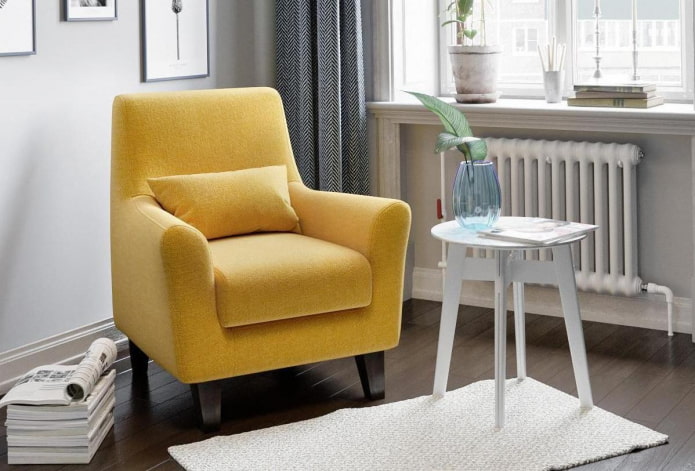 gelber Sessel mit Kissen