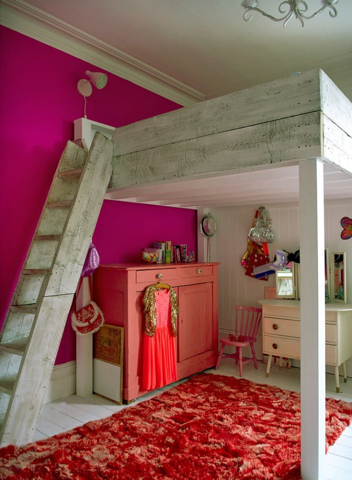 Hochbett mit Treppe