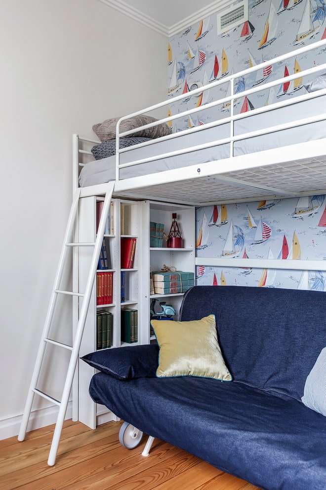 Hochbett mit Treppe in einem Kinderzimmer im nautischen Stil