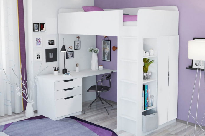 Weißes Bett im Kinderzimmer