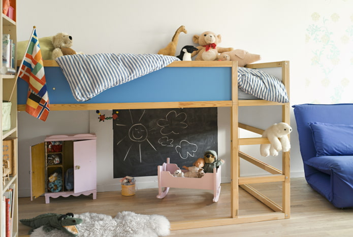niedriges Hochbett