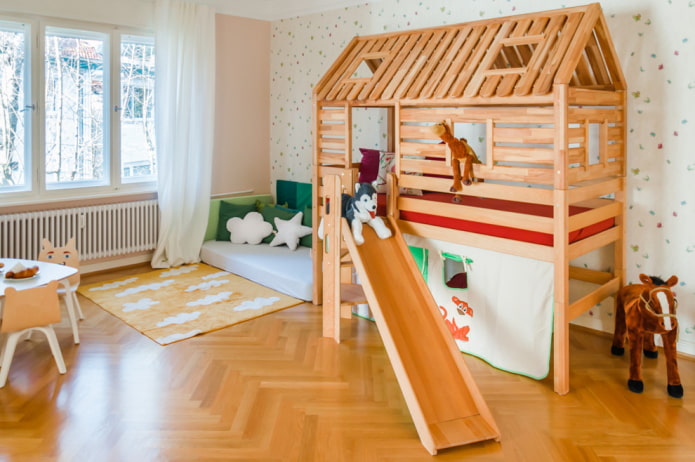 ein Bett in Form eines Hauses mit einer Leiter im Kinderzimmer
