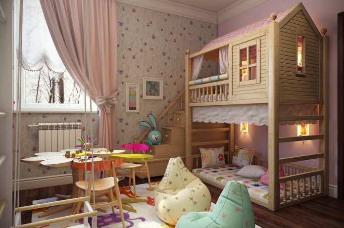 Hausförmiges Bett im Kinderzimmer eines Mädchens