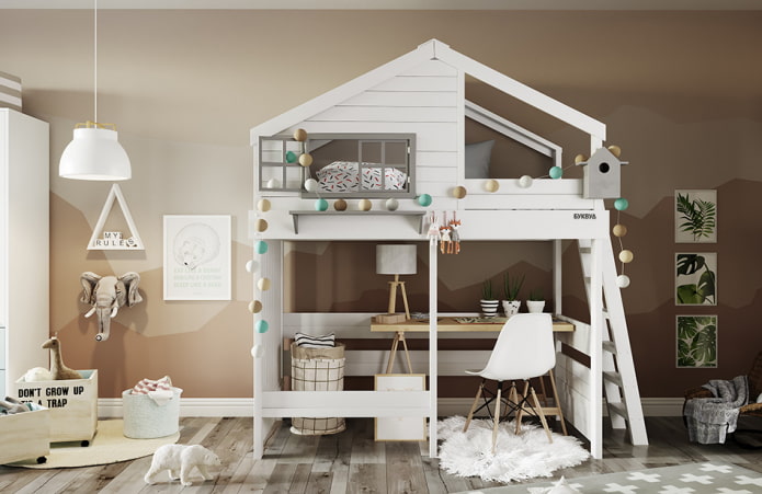 Bett in Form eines Hauses mit Arbeitsplatz im Kinderzimmer