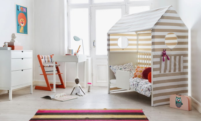 Bett in Form eines Hauses im Kinderzimmer