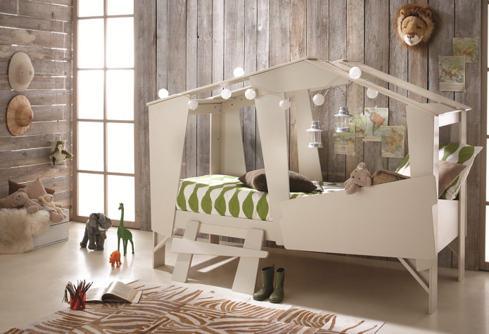 Bett in Form eines Hauses im Kinderzimmer