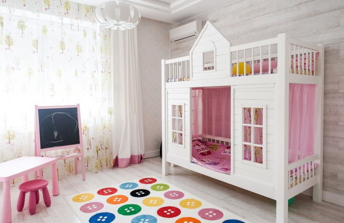 Hausförmiges Bett im Kinderzimmer eines Mädchens