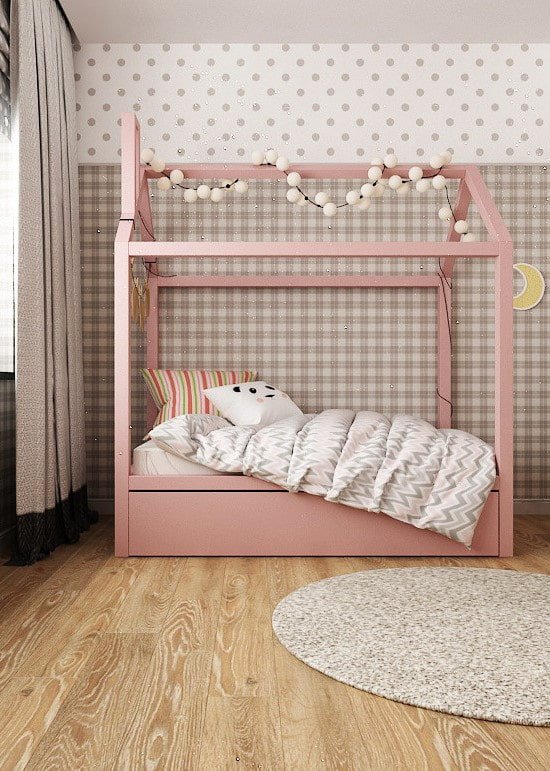 Rosa hausförmiges Bett im Kinderzimmer