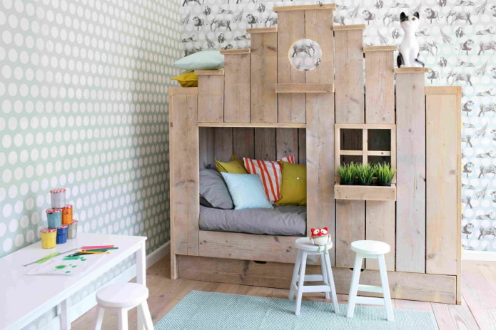 ein Bett in Form eines Hauses im Kinderzimmer
